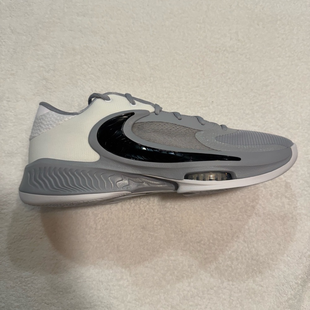 NEW IN BOX NEVER WORN Nike Zoom Freak 4